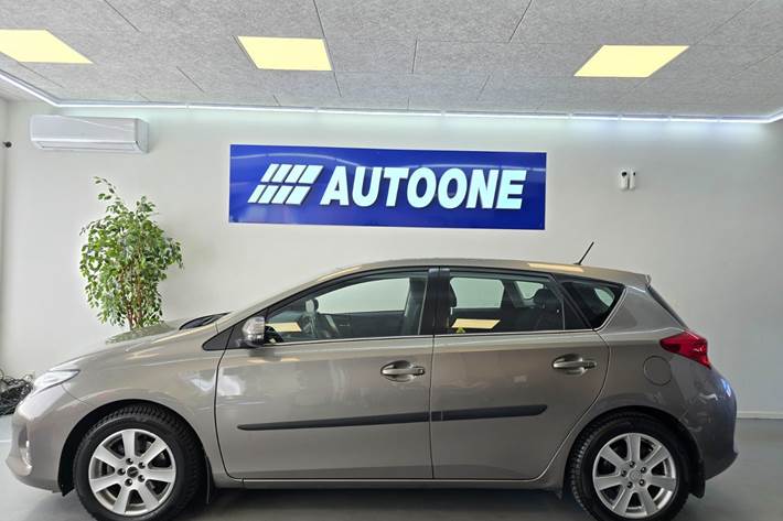 Orange Toyota Auris fra 2012