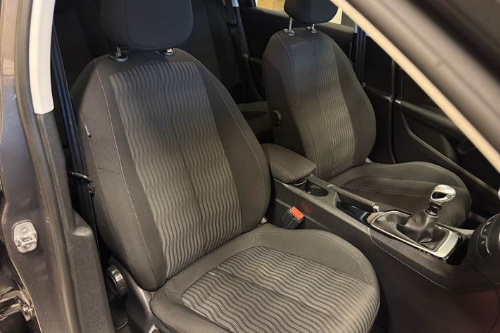 Grå Peugeot 308 fra 2016