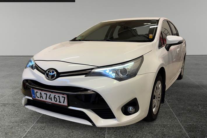 Hvid Toyota Avensis fra 2016