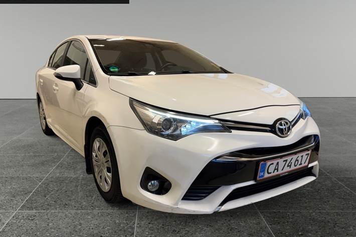 Hvid Toyota Avensis fra 2016