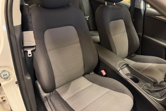 Hvid Toyota Avensis fra 2016