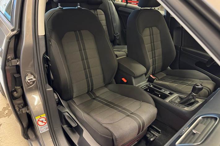 Grå VW Golf VII fra 2014
