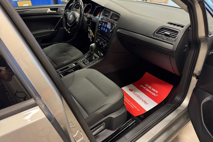 Orange VW Golf VII fra 2017