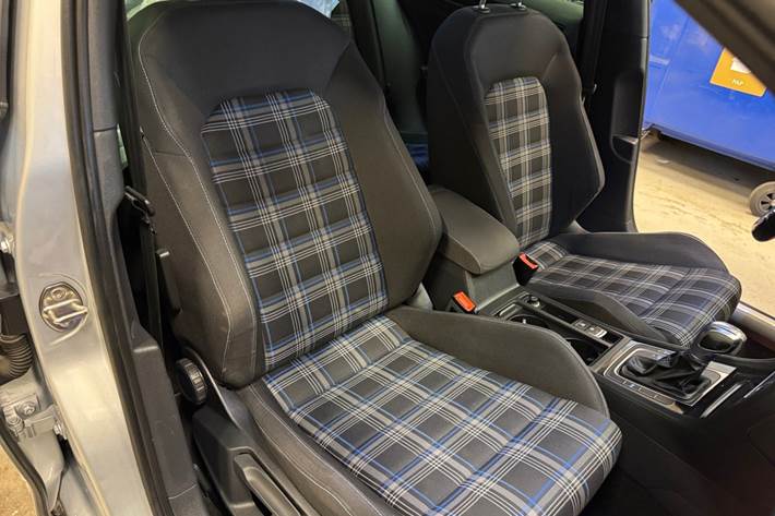 Sølv VW Golf VII fra 2016