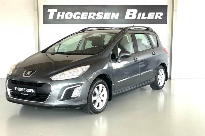 Grå Peugeot 308 fra 2013 set udefra