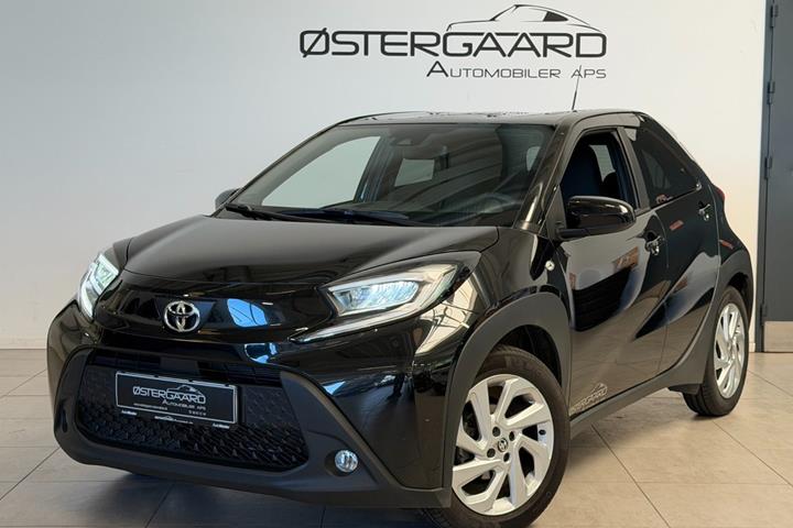 Sort Toyota Aygo X fra 2025 set udefra