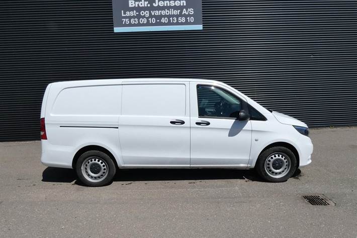 Hvid Mercedes Vito 114 fra 2023