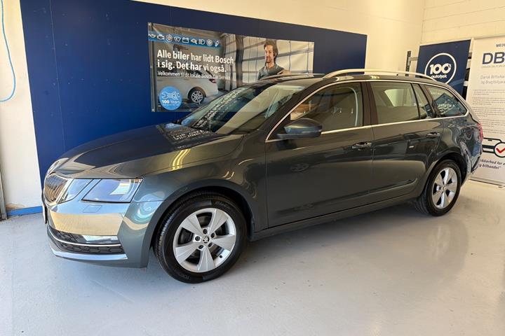 Grå Skoda Octavia fra 2020 set udefra