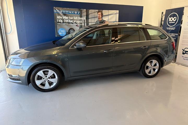 Grå Skoda Octavia fra 2020