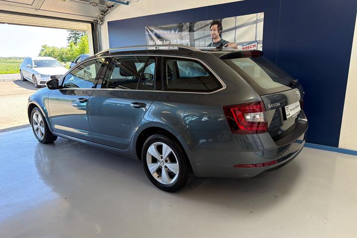Grå Skoda Octavia fra 2020