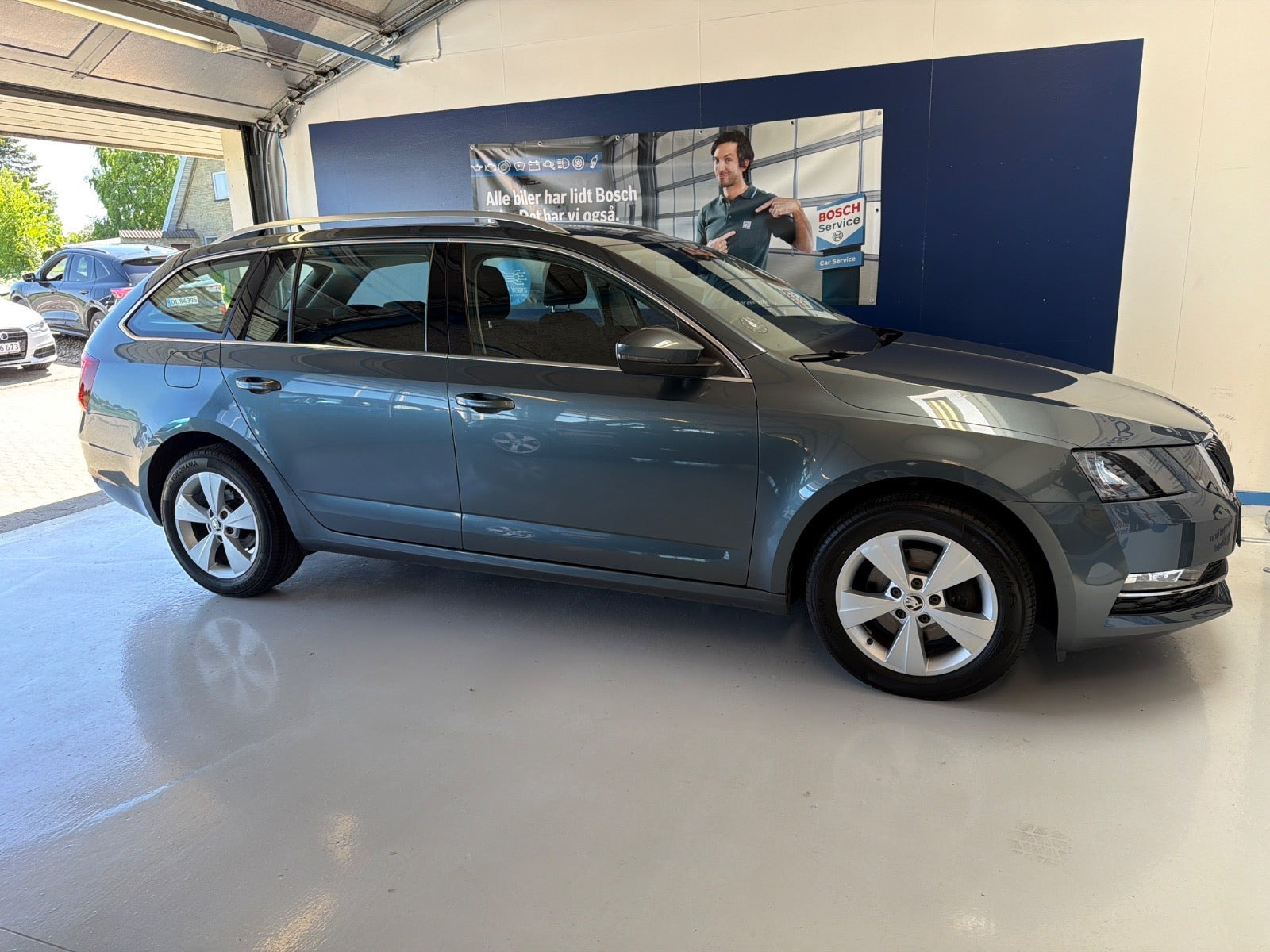 Grå Skoda Octavia fra 2020