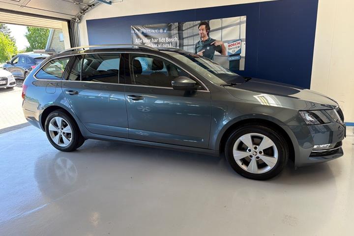 Grå Skoda Octavia fra 2020