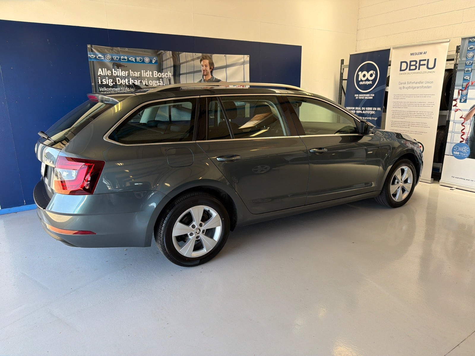 Grå Skoda Octavia fra 2020