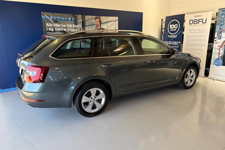 Grå Skoda Octavia fra 2020