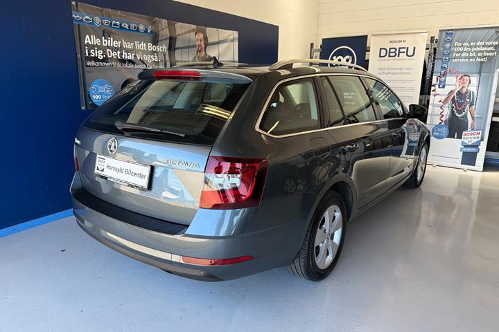 Grå Skoda Octavia fra 2020
