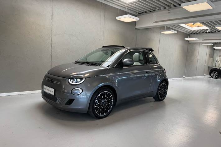 Grå Fiat 500e fra 2023