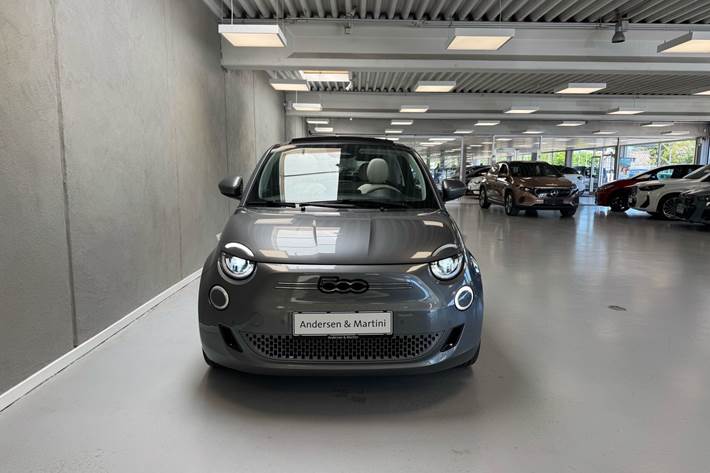 Grå Fiat 500e fra 2023