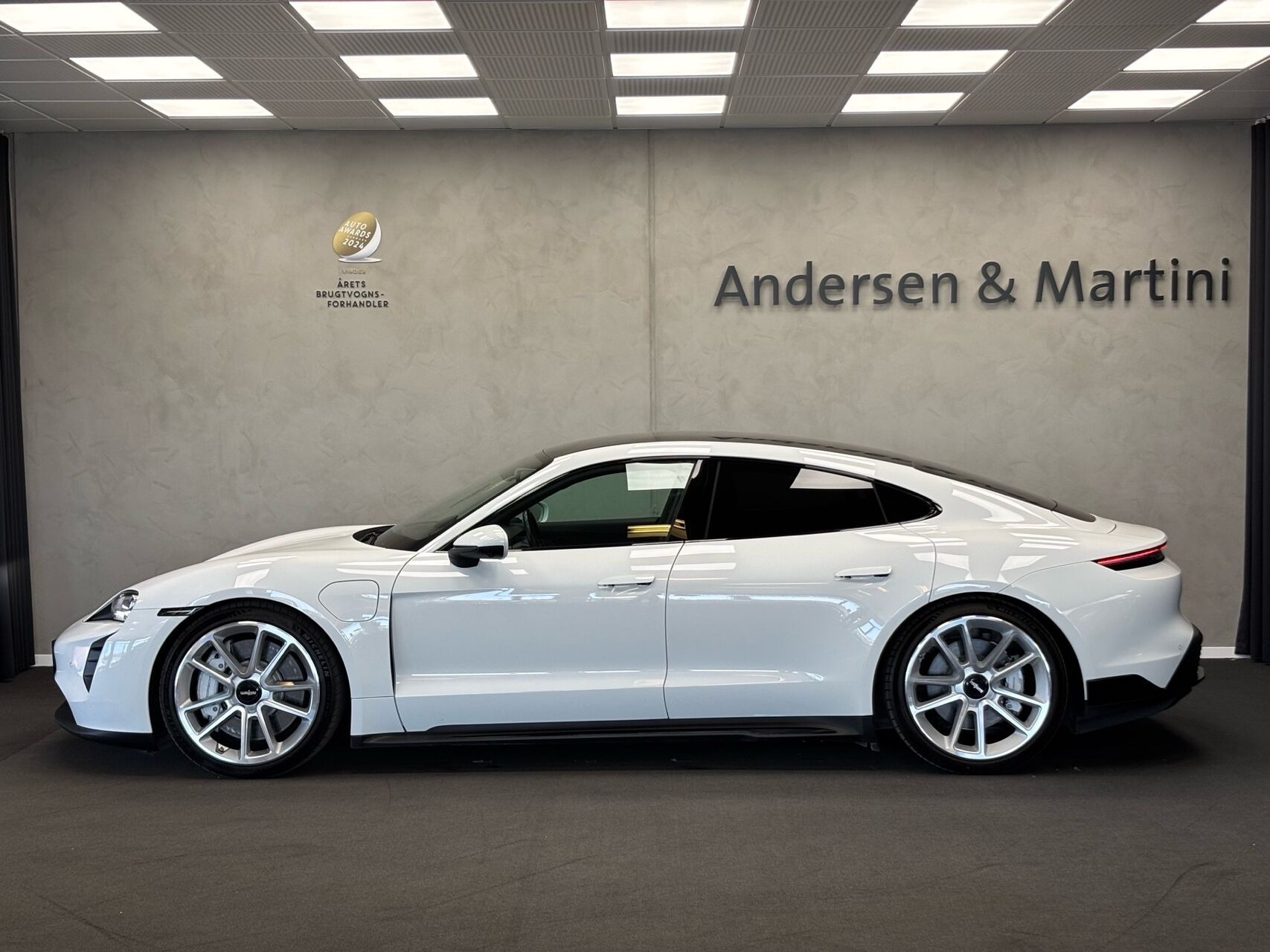 Hvid Porsche Taycan fra 2021