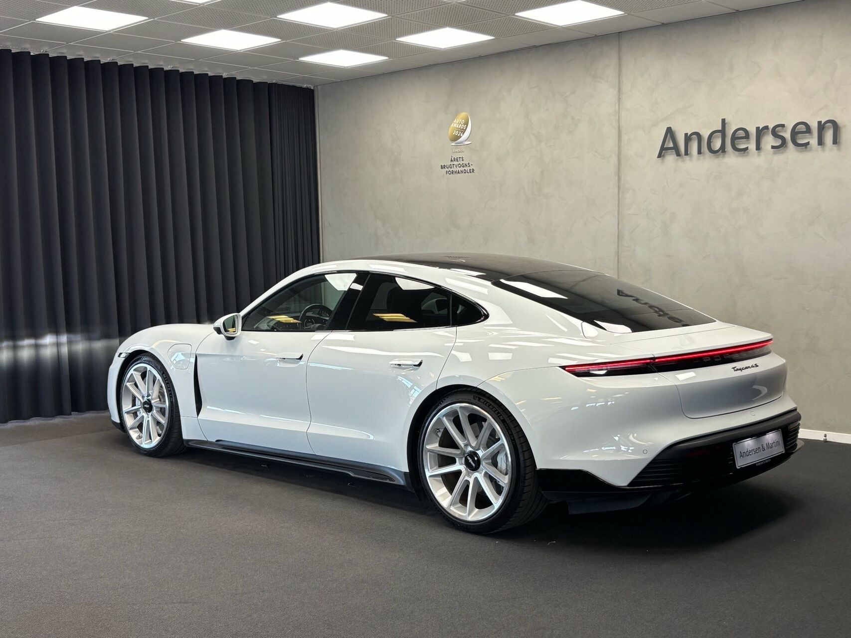 Hvid Porsche Taycan fra 2021
