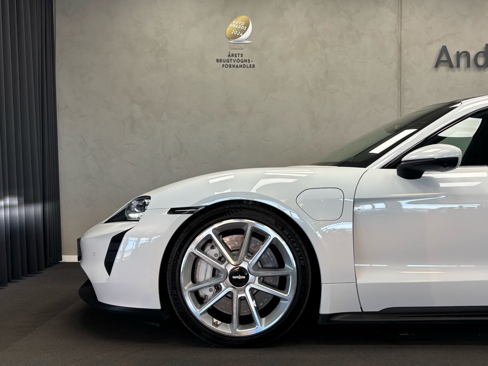 Hvid Porsche Taycan fra 2021