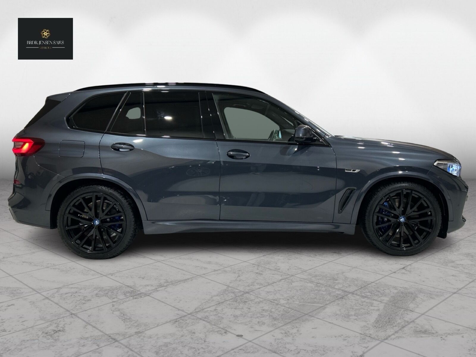 Grå BMW X5 fra 2022