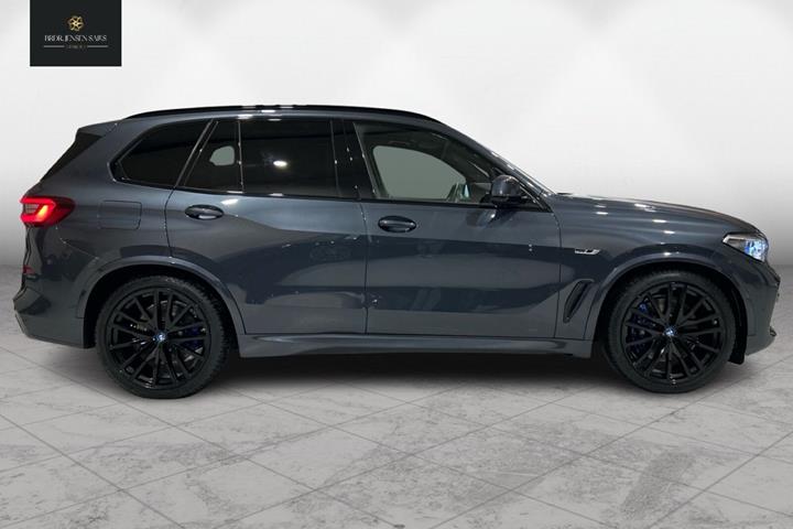 Grå BMW X5 fra 2022