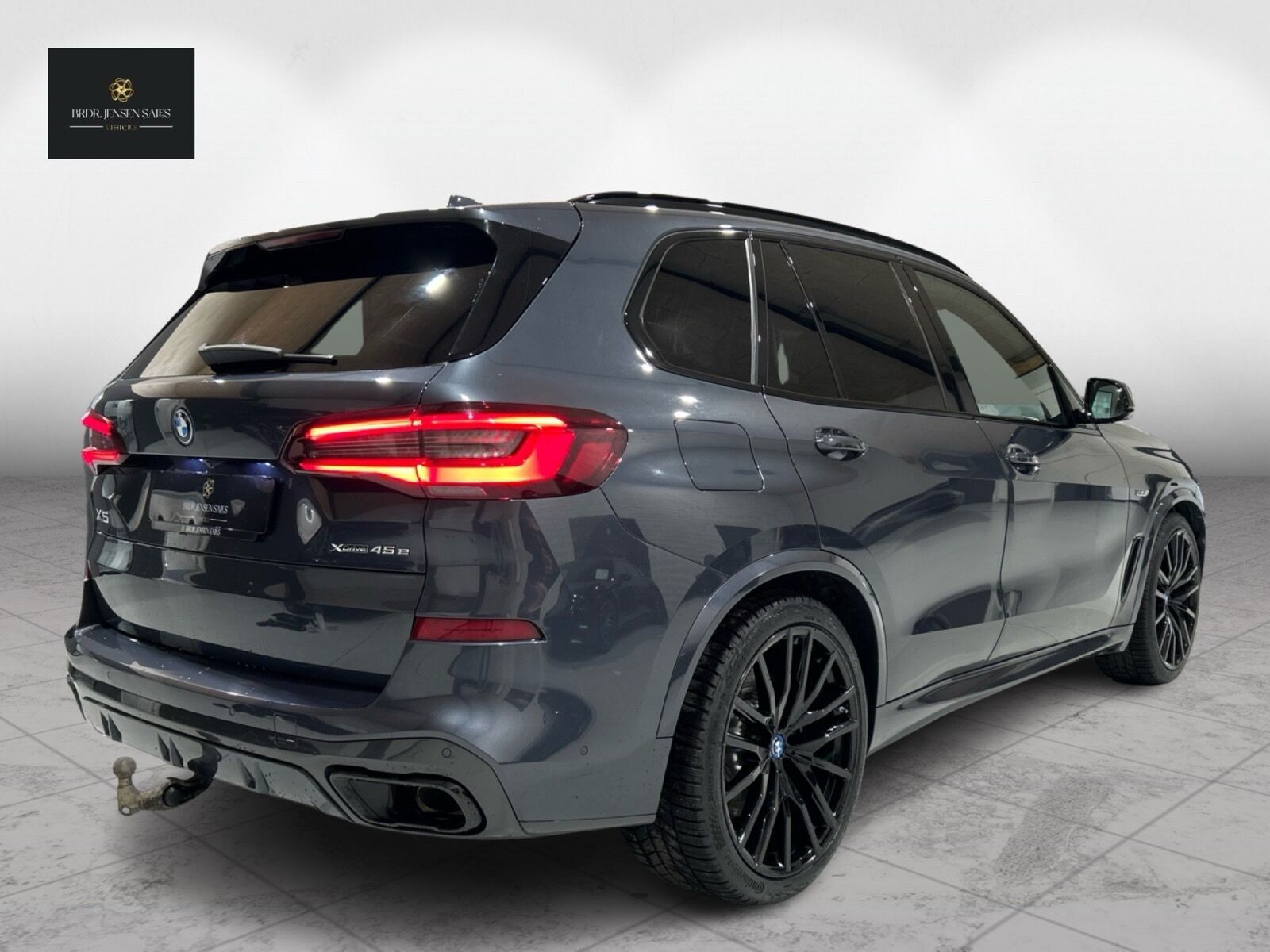 Grå BMW X5 fra 2022