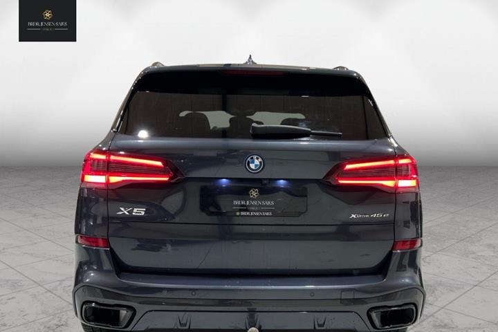 Grå BMW X5 fra 2022