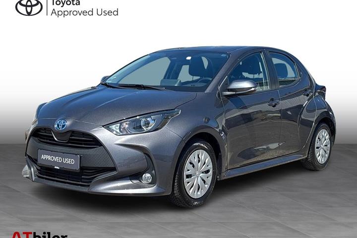 Grå Toyota Yaris fra 2021 set udefra
