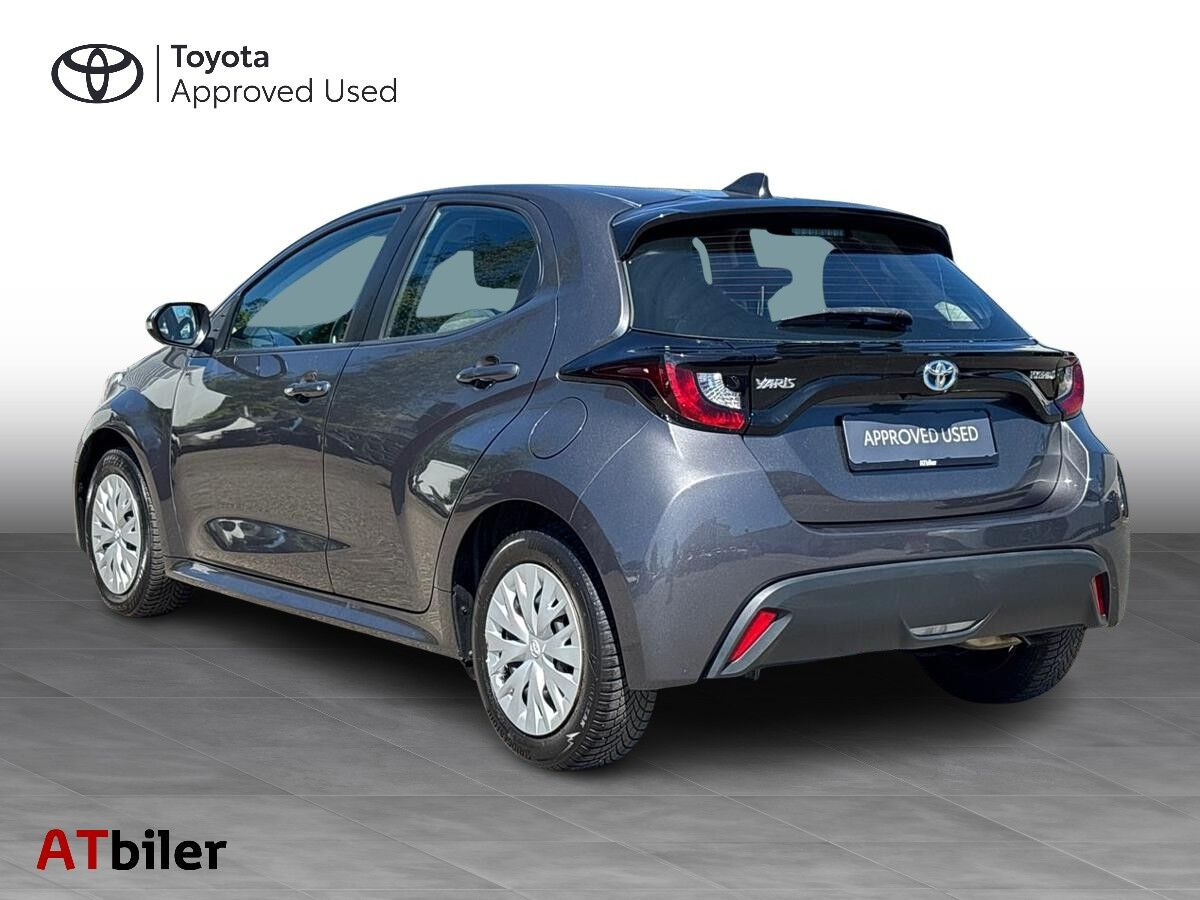Grå Toyota Yaris fra 2021