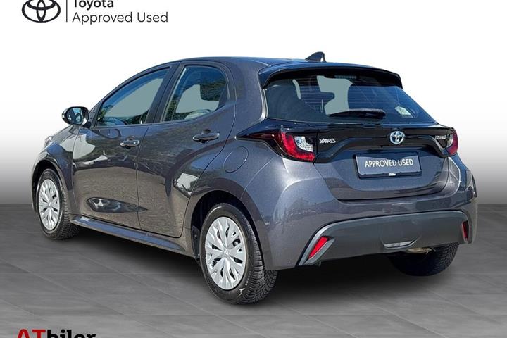 Grå Toyota Yaris fra 2021