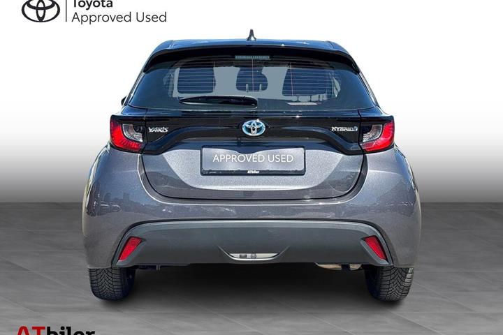 Grå Toyota Yaris fra 2021