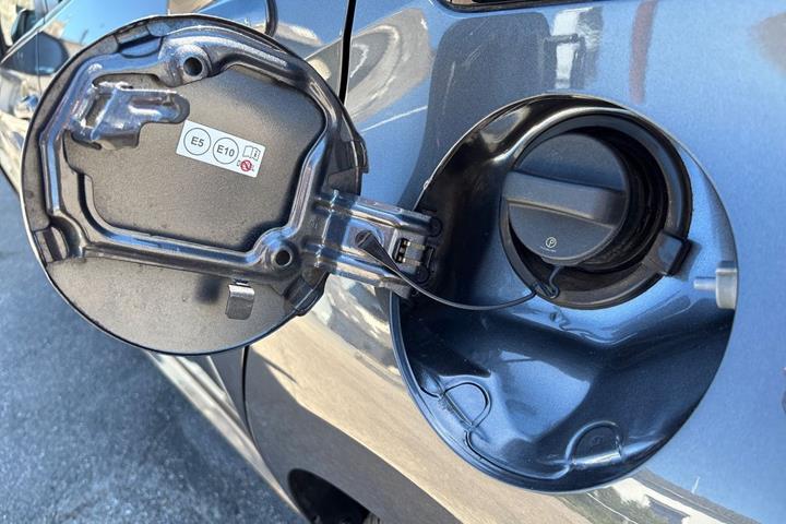 Grå Toyota Yaris fra 2021