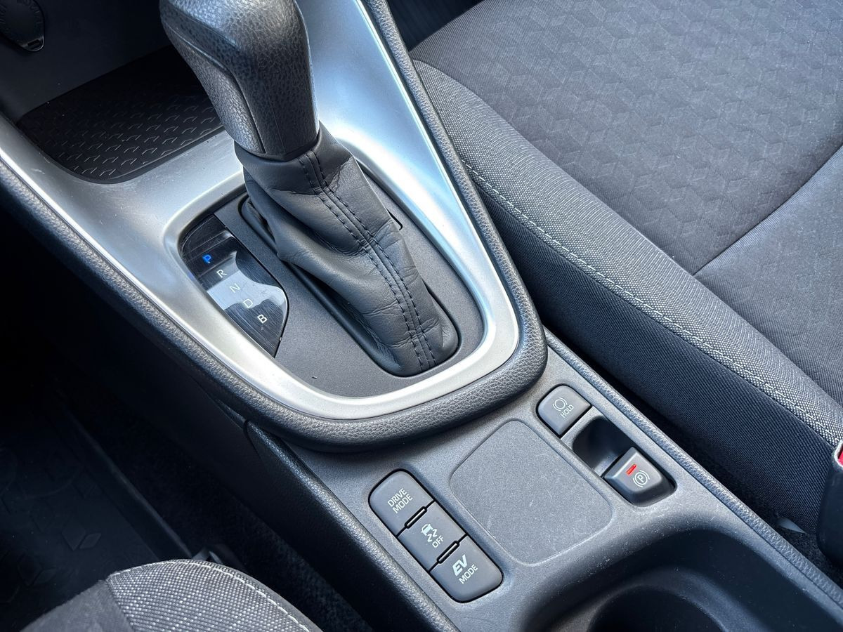 Grå Toyota Yaris fra 2021