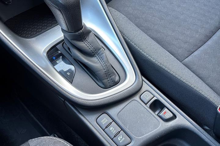 Grå Toyota Yaris fra 2021