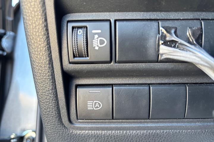 Grå Toyota Yaris fra 2021