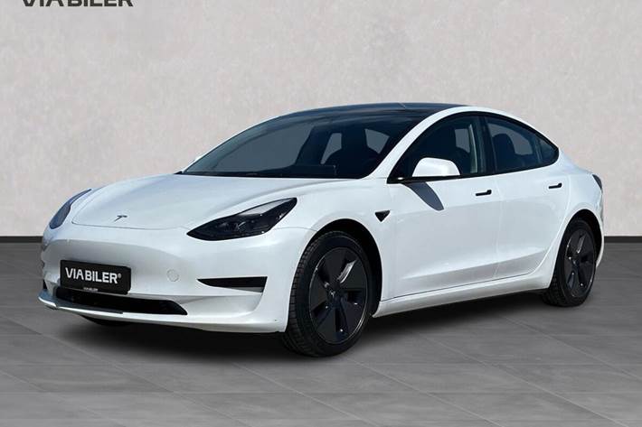 Hvid Tesla Model 3 fra 2022 set udefra