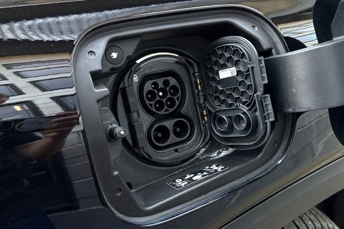 Sort Mercedes EQB300 fra 2023