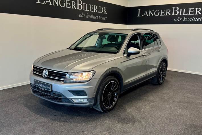 Beige VW Tiguan fra 2017 set udefra