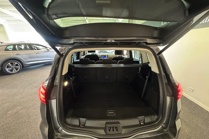 Grå Ford S-MAX fra 2020