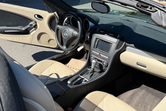 Sort Mercedes SLK350 fra 2004