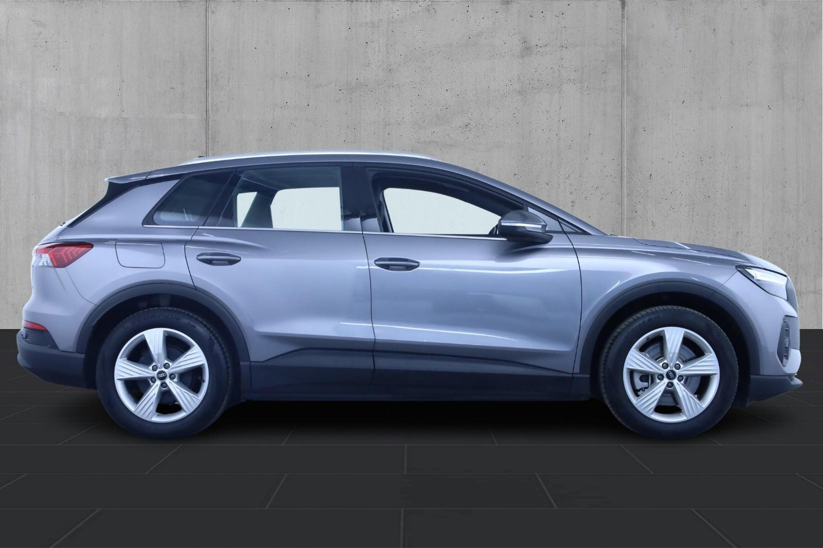 Grå Audi Q4 e-tron fra 2024