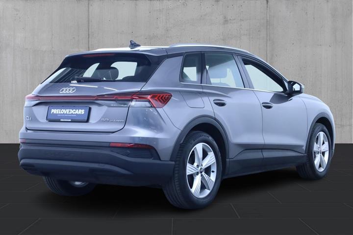 Grå Audi Q4 e-tron fra 2024