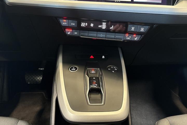 Grå Audi Q4 e-tron fra 2024