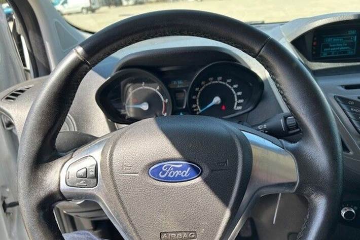 Hvid Ford Transit Courier fra 2018