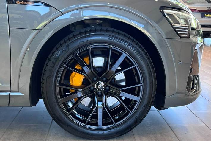 Grå Audi e-tron fra 2023