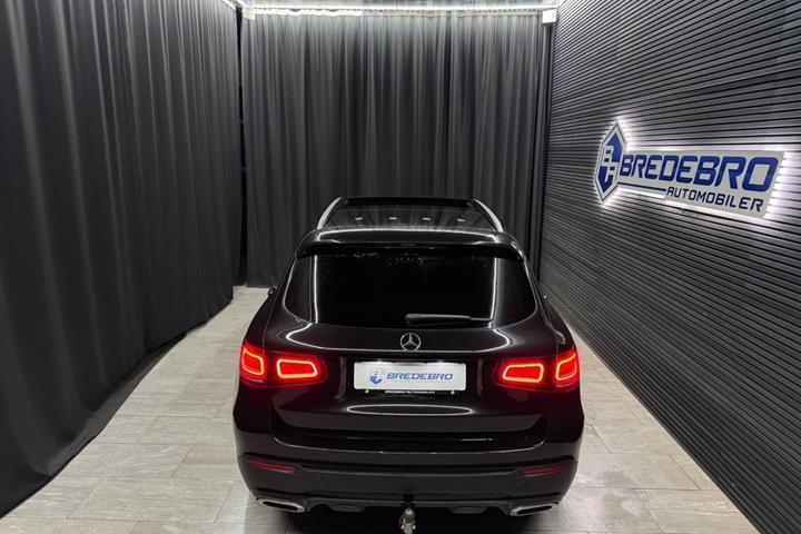 Sort Mercedes GLC300 fra 2019 set udefra