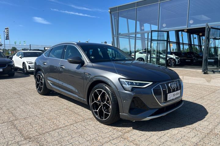Grå Audi e-tron fra 2022 set udefra
