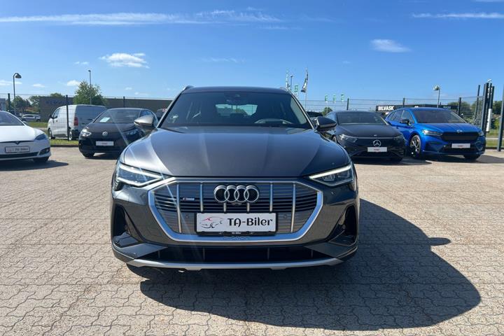 Grå Audi e-tron fra 2022