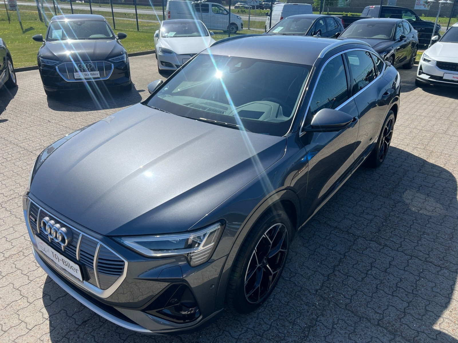 Grå Audi e-tron fra 2022